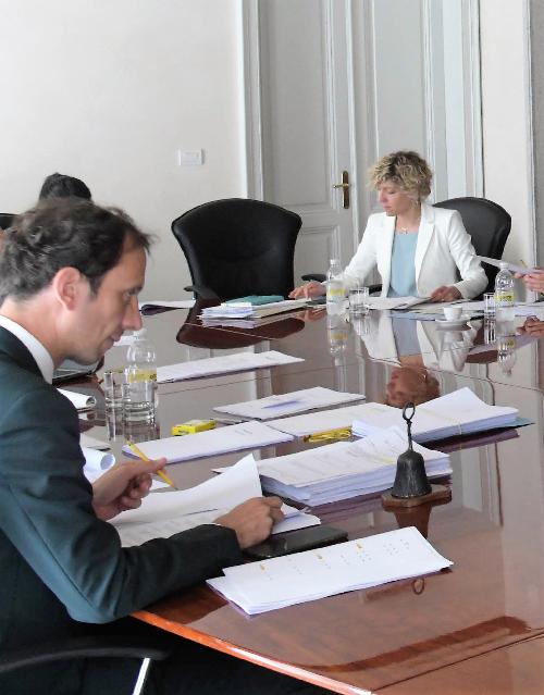 Il governatore del Friuli Venezia Giulia, Massimiliano Fedriga, e l'assessore alle Finanze e patrimonio, Barbara Zilli, durante una riunione di Giunta.
